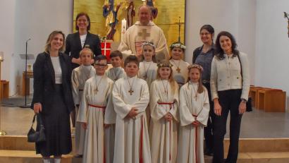 Bild: Jennifer Hankl/exb
Acht Buben und Mädchen feierte in der Pfarrei St. Pankratius Falkenberg ihre Erstkommunion. Mit auf dem Foto (von links) die Lehrerinnen Anna-Lena Grant-Lewis und Dr. Elisabeth Hammer-Butzkamm, Pfarrer Markus Nees sowie Schulleiterin Inge Dick und Lehrerin Anita Kleeberger.