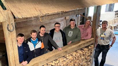 Bild: Club-Haus Kondrau/exb
Von links nach rechts:
Beisitzer Markus Härtl, Kassier Andreas Grillmeier, Schriftführer Tobias Gabel, Zweiter Schriftführer Lukas Härtl sowie die neuen gleichberechtigten Vorsitzenden Benjamin Härtl, Andreas Riedl und Thomas Härtl