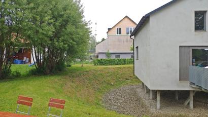 Bild: ld
Hinter dem Schlachthaus, vor dem Nebengebäude des Nachbarhauses und zum Teil verdeckt durch die Hecke, soll das Doppel-WC stehen.