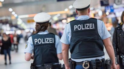 Symbolbild: Bundespolizei
Nach einer Spuckattacke am Donnerstagabend am Bahnhof Köfering im Landkreis Regensburg ermittelt die Bundespolizei.