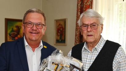 Bild: gf
Bürgermeister Martin Preuß gratulierte Georg Küspert zum 95. Geburtstag.