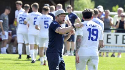 Archivbild: Hubert Ziegler
Trainer Daniel Liermann und der FV Vilseck müssen bei der SpVgg SV Weiden mindestens einen Zähler holen, wenn der Traum vom Klassenerhalt in der Bezirksliga weiterleben soll.