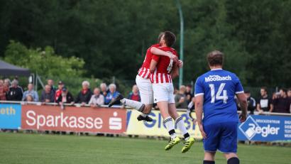 Bild: Dieter Jäschke
Matthias Meier (Mitte) und Manuel Windschiegl (links) bejubeln den Treffer zum 4:1-Endstand für die SG Störnstein/Wurz.
