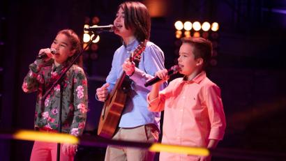 Bild: SAT.1/Claudius Pflug
Veronika, Moritz und Xaver (von links) bei ihrem Fernseh-Auftritt in der Sendung The Voice Kids. Mit dem Song „Don’t worry, be happy“ brachten sie die Coaches zum Strahlen, schafften es aber leider nicht eine Runde weiter.