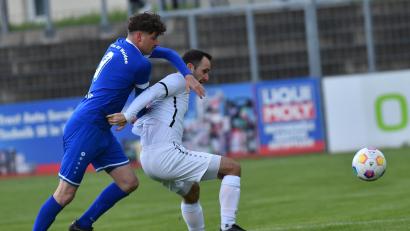 Archivbild: A. Schwarzmeier
Nur die SpVgg Osterhofen steht der SpVgg SV Weiden noch im Weg: Josef Rodler (links) und Co. wollen die meisterliche Spielzeit in der Landesliga Mitte mit dem 22. Sieg in Folge abschließen.
