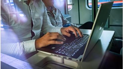 Symbolbild: Peter Steffen/dpa
Die Nutzung öffentlicher WLAN-Zugänge birgt Sicherheitsrisiken, da Fremde Daten abgreifen könnten. Wer sensible Daten schützen möchte, sollte ein VPN verwenden.