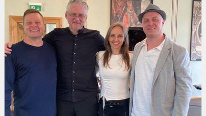 Bild: Maurizius von Bismarck/exb
Das Bild zeigt nach dem Konzert (von links) Oliver Munique, Eberhard Hasenfratz, Marlene und Marcus bei Urban Kiz.