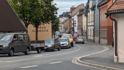 Bild: pz
Auf der Bundesstraße 299 durch Waldsassen ging der Verkehr nur schleppend voran. Die Engstelle vorm Neubau der Geodatenbank in der Egerer Straße mit Ampelbetrieb wurde am Freitag abgebaut.
