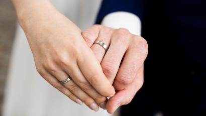 Bild: Rolf Vennenbernd/dpa
Ein gemeinsamer Doppelname nach der Hochzeit: Ab Mai 2025 soll das möglich sein.