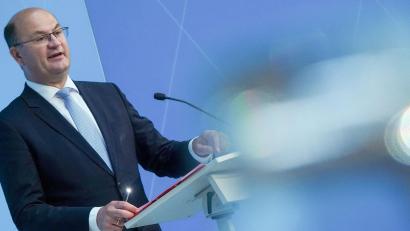 Archivbild: Sabina Crisan/dpa
Das Ergebnis der aktuellen Steuerschätzung sei die "Quittung für die verfehlte Politik der Ampel in Berlin", urteilt der Finanzminister von Bayern, Albert Füracker (CSU).