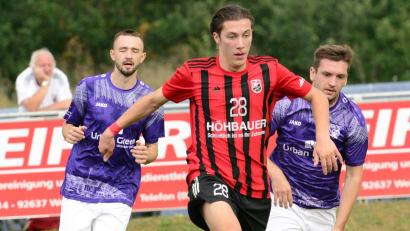 Archivbild: mhs
Der SC Luhe-Wildenau (Erol Özbay, Mitte) beendet mit dem Heimspiel gegen den FC Sturm Hauzenberg die Saison.