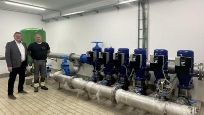 Bild: Stefanie Gradl
Wassermeister Markus Leonhard stellt dem Bürgermeister Hans-Martin Schertl (links) die neue Druckerhöhungsanlage am Hochbehälter beim Freibad vor.