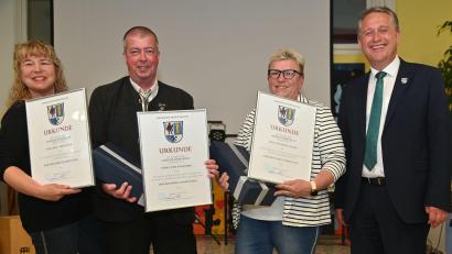 Bild: gf
Für ihre besonderen Leistungen für die Allgemeinheit ehrte Bürgermeister Hermann Böhm (rechts) Beate Troglauer (links) und Hannelore Sander (Zweite von rechts). Josef Schmaußer (Zweiter von links) ist Bayerischer Meister im Kleinkaliber-Auflageschießen auf die 100-Meter-Distanz.