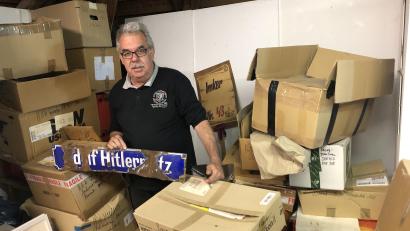 Bild: wro
Das Straßenschild aus den 1930er Jahren, das Anton Heindl in der Hand hält, hat die Geschichte überdauert. Derzeit lagert es – einem Dornröschenschlaf ähnelnd – auf dem Dachboden der Fronveste.