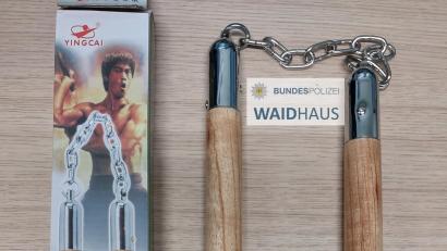 Bild: Bundespolizei Waidhaus 
Dieses Nunchaku haben Bundespolizisten bei einem 19-jährigen belgischen Schüler beschlagnahmt.