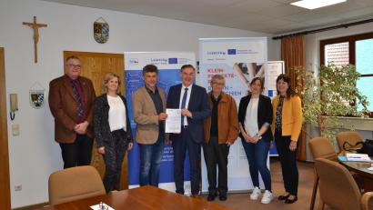Bild: Peter Garreiss 
Große Freude im Moosbacher Rathaus: Das Projekt der Partnerschaft der Grundschulen Moosbach und Bela nad Radbuzou wird von der Euregio Egrensis finanzielle unterstützt. Euregio-Präsident Peter Berek (Mitte) überreicht an Bürgermeister Bernhard Rom (Dritter von links) den Förderbescheid.