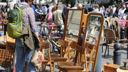 Symbolbild: Mascha Brichta/dpa
Der Vorteil auf dem Flohmarkt: Sie können sich das Möbelstück direkt ansehen – und oft auch den Preis verhandeln