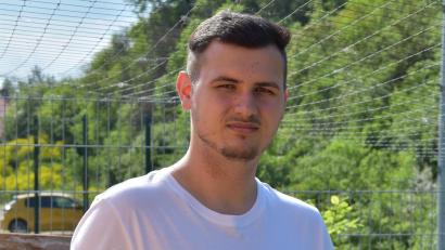 Bild: Stefan Bladeck/exb
Der neue Vorsitzenden Simon Bladeck mit einem seiner Zuchttiere der Rasse Zwerg Marans.