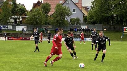 Bild: Simon Chesaru
Der 1. FC Neukirchen steigt nach einer Niederlage im Relegationsspiel gegen die DJK Seugast/Schlicht II aus der Kreisliga ab. Michael Geismann (Mitte) und seine Mannschaftskameraden blieben über 90. Minuten zu ungefährlich. um die DJK wirklich in Bedrängnis zu bringen.