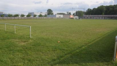Bild: fz
Der B-Platz des Sportzentrums an der Jahnstraße in Altenstadt wird zuerst erneuert. Beginn soll im Frühjahr 2025 sein.