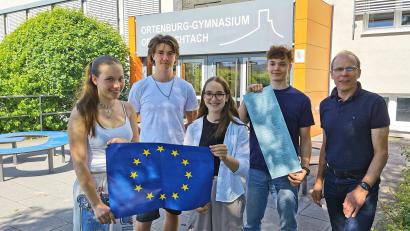 Bild: Portner
Paula, Florian, Leonie und Benno (von links) vom Ortenburg-Gymnasium dürfen bei der Europawahl am 9. Juni ihre Stimme schon vor dem 18. Geburtstag abgeben. Schulleiter Ludwig Pfeiffer sieht das neue Wahlrecht kritisch.