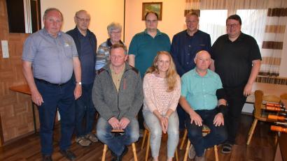 Bild: Peter Garreiss
Der Kapellenförderverein Gebhardsreuth wird die nächsten drei Jahre von dieser Mannschaft mit Vorsitzendem Reinhold Baier (vorne, rechts) und zweitem Vorsitzenden Bruno Voit (vorne, links) geführt. Dazu gratulieren Pfarrer Udo Klösel und Dritter Bürgermeister Helmut Meindl (von rechts).