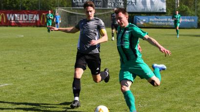 Archivbild: Dieter Jäschke
Michael Werner (rechts) und der FC Weiden-Ost holten sich den zweiten Platz in der Bezirksliga Nord.