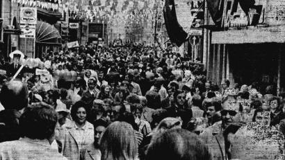 Archivbild: Heider
Schon zur Eröffnung am 18. Mai 1974 kamen rund 5000 Menschen in die Fußgängerzone, die sich erst zwischen dem Hallplatz und dem Roßmarkt erstreckte.