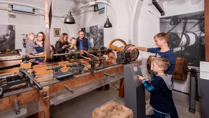 Bild: Klaus Schicker
Ein Blick in das Deutsche Knopfmuseum in Bärnau: Zu sehen sind originale Arbeitsplätze in einer Knopffabrik.