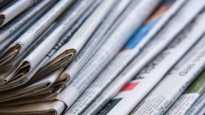 Bild: Sven Hoppe/dpa
Ein Stapel Zeitungen liegt auf einem Tisch.