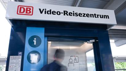 Bild: Bernd Weißbrod/dpa
Eine Person geht in ein Video Reisezentrum an einem Regionalbahnhof (gestellte Szene).