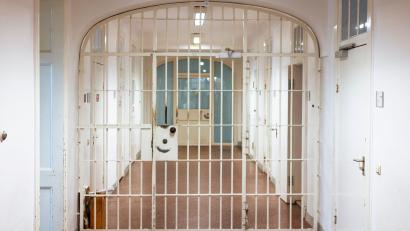 Symbolbild: Frank Molter/dpa/Symbolbild
Eine geschlossene Pforte in einer Justizvollzugsanstalt. Ein 26-Jähriger wurde aus einer JVA im Schwandorfer Amtsgericht vorgeführt.