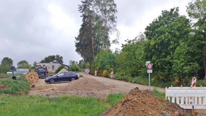 Bild: ld
Baustellen für Kanalsanierungen wie diese am Lohweg gibt es derzeit mehrere in Brand, und irgendwann werden die Kosten dafür auch in den Gebühren spürbar werden. Doch ist es 2024 nicht erlaubt, auf eine Senkung der Gebühren zu verzichten, um später eine geringere Erhöhung beschließen zu müssen.