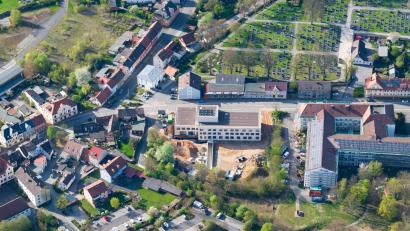 Bild: mür
Die neue Außenstelle des Landesamts für Breitband, Digitalisierung und Vermessung (Bildmitte) an der Egerer Straße in Waldsassen. Darüber der Friedhof, rechts davon das frühere Krankenhaus.
