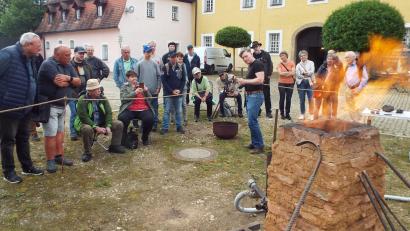 Bild: e
Noch lodert die Flamme aus dem Rennofen, einem Schachtofen von rund eineinhalb Metern aus Lehm zur Verhüttung von Eisen. Museumsleiter Martin Schreiner erläutert den Zuschauern den Prozess.