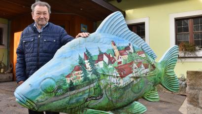 Bild: Stephan Huber
Seniorchef Franz Rehaber (88) beim Markenzeichen des Gasthauses - dem mit einer Ortsansicht von Lintach bunt bemalten Karpfen.