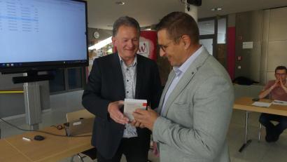 Bild: rn
Als Einstiegsliteratur übergab Bürgermeister Gradl an den neuen Stadtrat Roland Götz die Gemeindeordnung.