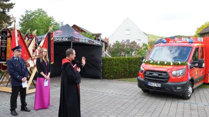 Bild: rpp
Pfarrer Hartmut Klausfelder segnete das neue Feuerwehrfahrzeug und bat in einem Gebet um die sichere Heimkehr von Fahrzeug und Besatzung.