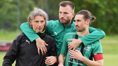 Bild: Büttner
Trainer Josef Dütsch (links), Allrounder Dominik Forster und Kapitän Benedikt Sichert freuten sich über die Vizemeisterschaft in der Bezirksliga.