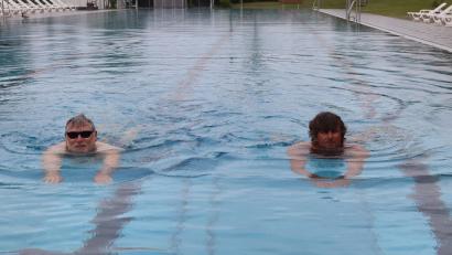 Bild: mrr
Bernhard Trettenbach (links) schwimmt als Erster Badegast 2024 im Riedener Freibad mit Bademeister Max Wagner seine Runden.