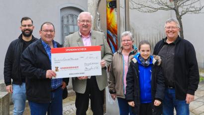 Bild: Jochen Neumann/exb
Rauchclub-Vorsitzender Bernhard Bauernfeind (Zweiter von links) überreichte den Spendenscheck an den Vorsitzenden der Kinderkrebshilfe, Herbert Putzer (Dritter von links). Mit auf dem Foto die Vorstandsmitglieder des Rauchclubs.
