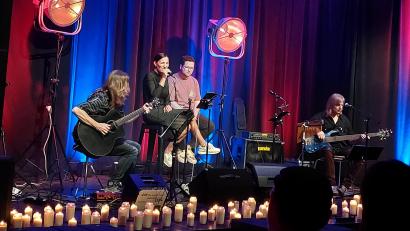 Bild: mfh
Über 100 Kerzen waren beim Konzert ein Hingucker, zwei Gitarren und zwei Stimmen sorgten für ein außergewöhnliches musikalisches Erlebnis.