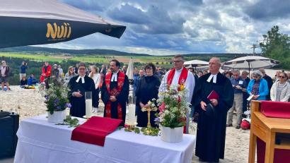 Bild: hdk
Zum zweiten Mal feierten die evangelischen Kirchengemeinden den Pfingstgottesdienst auf dem Monte Kaolino in Hirschau