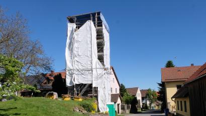 Bild: le
Der Glockenturm von Schlattein ist derzeit eine Baustelle.