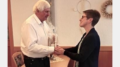 Bild: Sieglinde Weidner
Reinhold Spitzkopf hört beim Posaunenchor als aktiver Bläser auf und Pfarrerin Heidi Landgraf findet dazu rührende Worte.