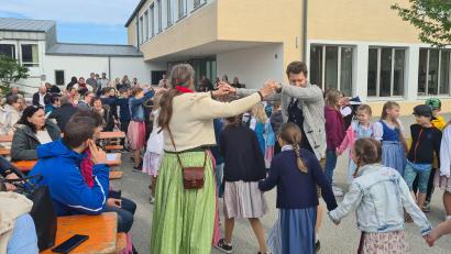 Bild: Corinna Schmeller/exb
Gemeinsam tanzten die Kinder und Erwachsenen beim Maifest zu bayerischen Liedern.