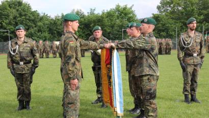 Bild: frd
Mit der Hand an der Truppenfahne sprechen die Rekruten die Gelöbnis- und Eidesformel.