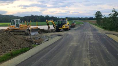 Bild: wro
Seit nunmehr einem Jahr ist ein Teilstück der Verbindungsstraße Triebendorf-Oberteich Baustelle. Nach Ansicht von FW-Marktrat Eckbert Vollath könnte sie längst abgeschlossen sein.