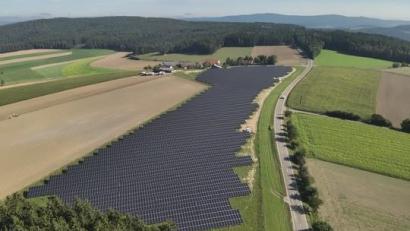 Bild: Greenovative/exb
Die Solarparks Altweichelau (im Bild) und Rottendorf sind eröffnet.