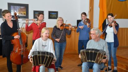 Bild: dob
Die gebürtige Vohenstraußerin Susanne Hofmann (rechts) hatte zum 17. Tango-Festival eingeladen. Judith Brandenburg am Bandoneon (links) war auch heuer wieder dabei.